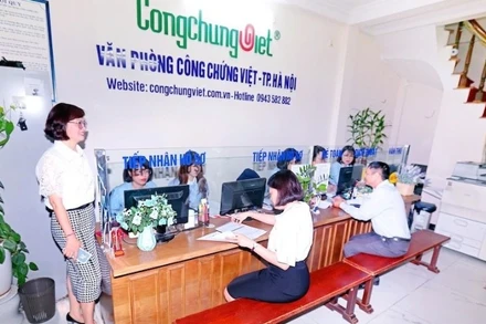 Người dân làm thủ tục công chứng tại Văn phòng công chứng Việt. (Ảnh: TH)
