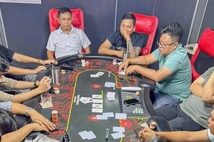 Lực lượng công an triệt phá sòng Poker tại thành phố Cần Thơ. (Ảnh: TTXVN)