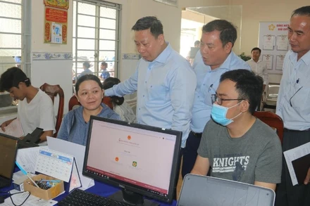 Thứ trưởng Tư pháp Nguyễn Thanh Ngọc (đứng ngoài cùng bên trái) khảo sát việc thực hiện chính quyền 2 cấp ở Cần Thơ. (Ảnh: ĐÌNH THƯƠNG)