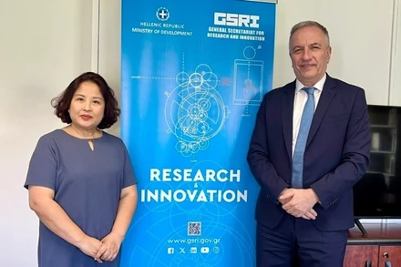 Đại sứ Phạm Thị Thu Hương và Thứ trưởng Stavros Kalafatis. (Ảnh: Đại sứ quán Việt Nam tại Hy Lạp)