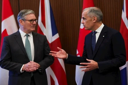 Cuộc gặp giữa Thủ tướng Canada Mark Carney (bên phải) và Thủ tướng Anh Keir Starmer.