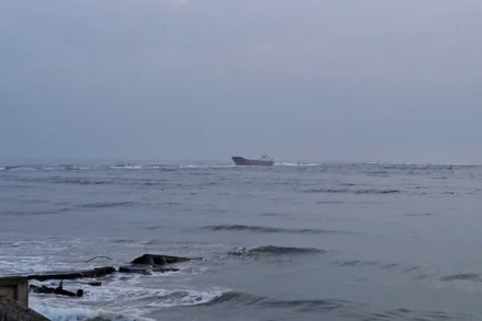 Tàu Thanh Thành Đạt 45 đang bị mắc cạn tại cảng Cửa Việt, tỉnh Quảng Trị.