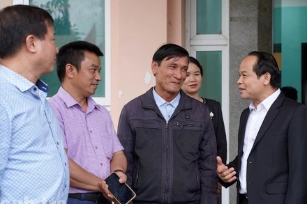 Cử tri thành phố Huế trao đổi với ứng cử viên Nguyễn Quốc Đoàn, Ủy viên Trung ương Đảng, Phó Tổng Thanh tra Thường trực Thanh tra Chính phủ sau buổi tiếp xúc cử tri đơn vị bầu cử số 2. (Ảnh: Minh Tân)