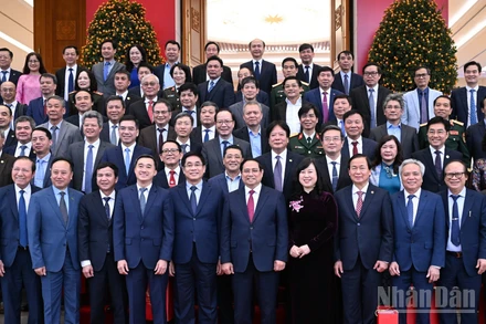 Thủ tướng Chính phủ Phạm Minh Chính chụp ảnh lưu niệm cùng đại diện các nhà khoa học tiêu biểu trong lĩnh vực y tế, Giám đốc các bệnh viện Trung ương nhân Kỷ niệm 71 năm Ngày Thầy thuốc Việt Nam (27/2).