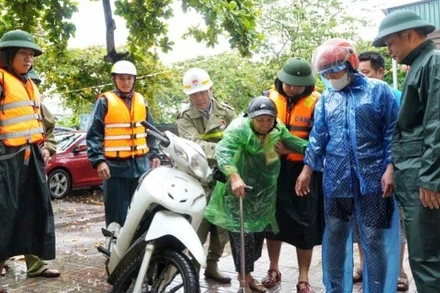 Sáng 25/8, những hộ dân cuối cùng ở trong vùng nguy hiểm trên địa bàn xã Diễn Châu đã được sơ tán đến nơi an toàn.