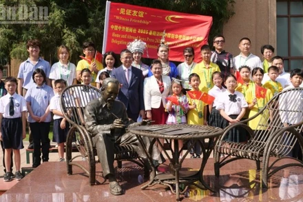 Đại sứ Phạm Thanh Bình chụp ảnh lưu niệm với các em thiếu nhi tham dự buổi giao lưu tại tượng Bác Hồ trong khuôn viên Đại sứ quán.