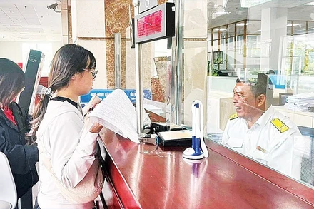 Người dân được hướng dẫn làm thủ tục tại Thuế Thành phố Hồ Chí Minh. (Ảnh: ANH TUẤN)