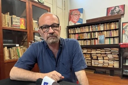 Ông Marcelo Rodriguez, Trưởng Ban Đối ngoại Trung ương Đảng Cộng sản Argentina trả lời phỏng vấn phóng viên TTXVN tại Buenos Aires. (Ảnh: TTXVN)