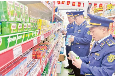 Lực lượng Quản lý thị trường tỉnh Hà Tĩnh kiểm tra hoạt động kinh doanh trên địa bàn. (Ảnh: QUYÊN LƯU)