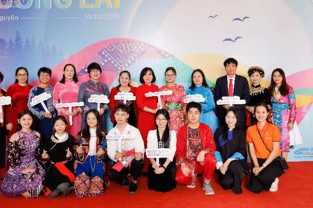 Đại diện Bảo tàng Phụ nữ Việt Nam và các cán bộ, chuyên gia có mặt để chia sẻ, khuyến khích các em sinh viên Trường đại học Sư phạm-Đại học Thái Nguyên.