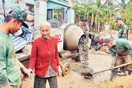 Bà Võ Thị Xạc xúc động khi được những người lính xây dựng nhà mới sau trận lũ lịch sử.