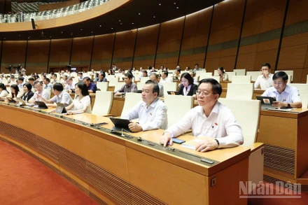 Đại biểu Quốc hội bấm nút thông qua Luật sửa đổi, bổ sung một số điều của Luật Sử dụng năng lượng tiết kiệm và hiệu quả. (Ảnh: DUY LINH)