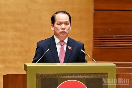 Ủy viên Ủy ban dự thảo sửa đổi, bổ sung một số điều của Hiến pháp năm 2013, Chủ nhiệm Ủy ban Pháp luật và Tư pháp của Quốc hội Hoàng Thanh Tùng trình bày báo cáo. (Ảnh: DUY LINH)