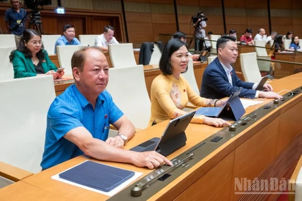 Đại biểu Quốc hội bấm nút thông qua Luật sửa đổi, bổ sung một số điều của Luật Tổ chức Tòa án nhân dân. (Ảnh: DUY LINH)