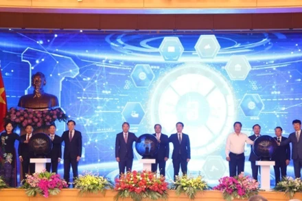 Thủ tướng Phạm Minh Chính cùng lãnh đạo các bộ, ngành bấm nút khai trương Cổng Pháp luật quốc gia. (Ảnh: TL)