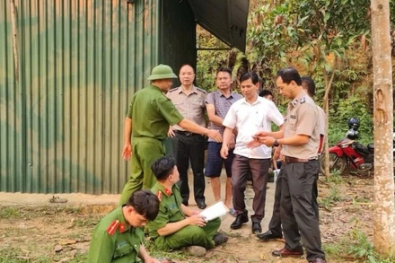 Ông Đỗ Ngọc Ba, Cục trưởng Thi hành án dân sự tỉnh Lào Cai (áo trắng) trong một vụ chỉ đạo thi hành án tại địa phương. (Ảnh: TL)