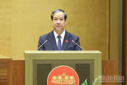 Bộ trưởng Giáo dục và Đào tạo Nguyễn Kim Sơn trả lời chất vấn của các đại biểu Quốc hội. (Ảnh: DUY LINH)