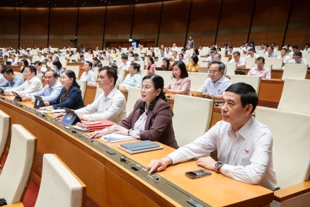 Đại biểu Quốc hội bấm nút thông qua Nghị quyết sửa đổi, bổ sung một số điều của Hiến pháp. (Ảnh: Phạm Thắng)