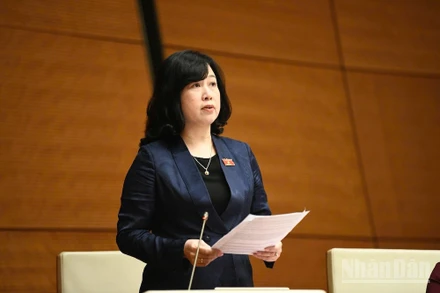 Bộ trưởng Y tế Đào Hồng Lan tham gia giải trình một số nội dung đại biểu Quốc hội quan tâm đến vấn đề bảo đảm an toàn thực phẩm cho học sinh trong trường học. (Ảnh: DUY LINH)