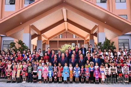Tổng Bí thư Tô Lâm, các đồng chí lãnh đạo Đảng, Nhà nước và các cháu học sinh tại Lễ khánh thành Trường phổ thông nội trú liên cấp tiểu học và trung học cơ sở xã Si Pa Phìn, tỉnh Điện Biên. (Ảnh: THÀNH ĐẠT)