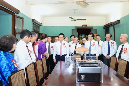 Đoàn đại biểu nhà báo tiêu biểu do đồng chí Nguyễn Trọng Nghĩa làm trưởng đoàn dâng hương tưởng niệm Bác Hồ tại Nhà 67 trong Khu Di tích Chủ tịch Hồ Chí Minh tại Phủ Chủ tịch. (Ảnh: TTXVN)