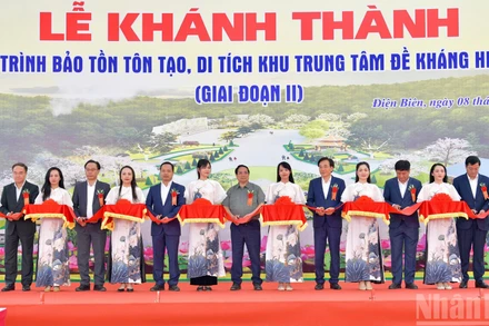 Thủ tướng Chính phủ Phạm Minh Chính và các đồng chí lãnh đạo thực hiện nghi thức cắt băng khánh thành công trình bảo tồn tôn tạo Khu di tích Trung tâm đề kháng Him Lam. (Ảnh: THANH GIANG)