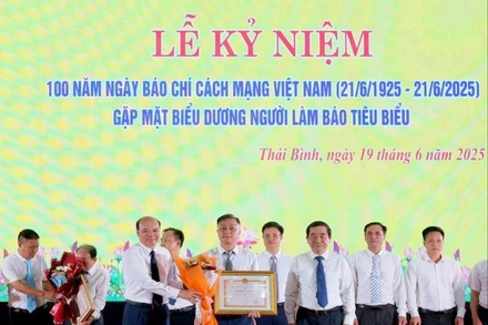 Ủy ban nhân dân tỉnh Thái Bình tặng Bằng khen cho 24 người làm báo tiêu biểu. 