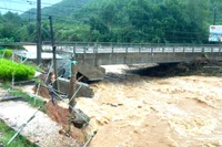 Cầu Phú Mậu, xã Khe Tre, trục chính đường 14B đã bị sụt mố cầu.
