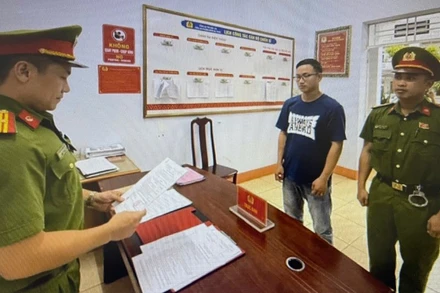 Cơ quan cảnh sát điều tra Công an tỉnh Đắk Lắk tống đạt quyết định khởi tố bị can, bắt tạm giam Tống Minh Hòa. (Ảnh: Sỹ Đức)