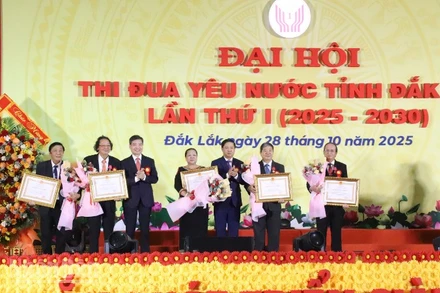 Thừa ủy quyền của Chủ tịch nước, lãnh đạo tỉnh Đắk Lắk trao tặng Huân chương Lao động Hạng Nhì cho 5 cá nhân có thành tích xuất sắc trong phong trào thi đua yêu nước giai đoạn 2020-2025.