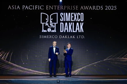 Đắk Lắk Ông Nguyễn Tiến Dũng, Phó Tổng Giám Đốc Simexco Đắk Lắk (Người Đứng Bên Phải) Nhận Danh Hiệu Từ Ban Tổ Chức.