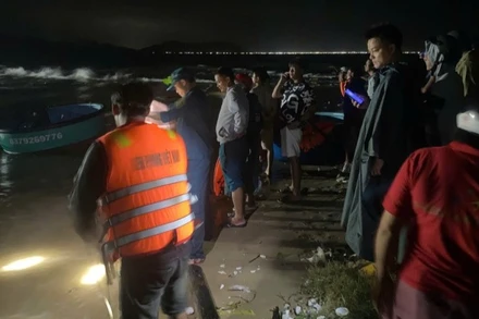 Các lực lượng chức năng nỗ lực tìm kiếm thi thể các nạn nhân xuyên đêm. (Ảnh: CTV)