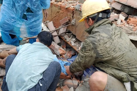 Các lực lượng chức năng đưa các nạn nhân ra khỏi đống đổ nát.