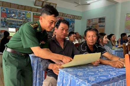 Cán bộ Đồn Biên phòng Tuy Hòa tuyên truyền về an ninh, an toàn đường ống dẫn khí biển năm 2025.