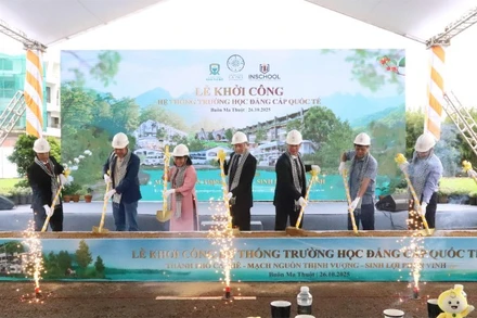 Các đại biểu động thể khởi công hệ thống trường học tiêu chuẩn quốc tế tại khu đô thị Thành phố Cà-phê thuộc phường Buôn Ma Thuột, tỉnh Đắk Lắk.