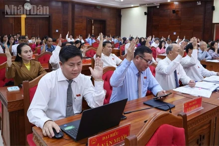Các đại biểu Hội đồng nhân dân tỉnh Đắk Lắk biểu quyết thông qua nghị quyết.
