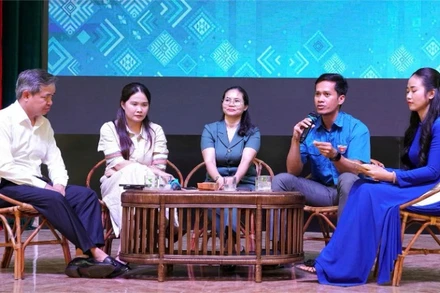 Các đại biểu biểu tham gia chương trình Tọa đàm với chủ đề: “Thanh niên dân tộc thiểu số khởi nghiệp, phát triển kinh tế trong kỷ nguyên công nghệ”.