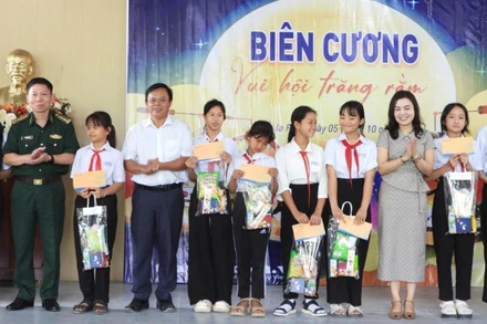 Đắk Lắk Đại Tá Đỗ Quang Thấm, Chính Ủy Bộ Đội Biên Phòng Tỉnh Đắk Lắk Và Đại Diện Các Đơn Vị Tặng Quà Trung Thu Cho Các Cháu Học Sinh Xã Biên Giới Ia Rvê.