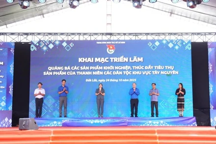 Khai mạc triển lãm gian hàng, quảng bá các sản phẩm khởi nghiệp, thúc đẩy tiêu thụ sản phẩm của thanh niên các dân tộc khu vực Tây Nguyên. 