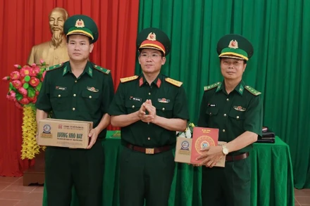 Đại tá Lương Đình Chung, Chính ủy Quân khu 5 tặng quà cho đại diện Đồn Biên phòng Ea H'leo.