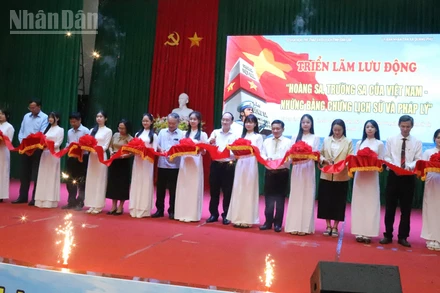 Đắk Lắk Các Đại Biểu Cắt Băng Khai Mạc Triển Lãm.