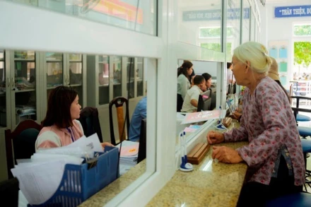 Người dân đến làm thủ tục hành chính tại xã A Lưới 2.