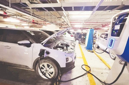 Một trạm sạc xe điện tại trung tâm thương mại ở đường Nguyễn Chí Thanh, Hà Nội.