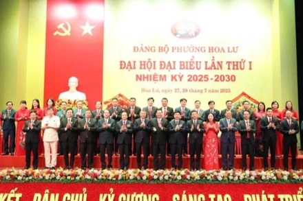 Các đồng chí lãnh đạo Trung ương và tỉnh chụp ảnh lưu niệm với các đồng chí Ban chấp hành Đảng bộ phường Hoa Lư, nhiệm kỳ 2025-2030. (Ảnh: Trường Giang)