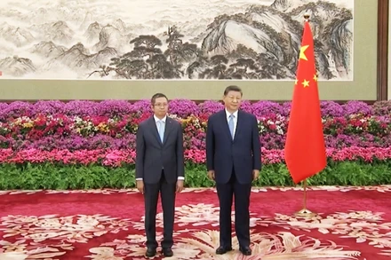 Chủ tịch Trung Quốc Tập Cận Bình chụp ảnh với Đại sứ Phạm Thanh Bình. (Ảnh chụp màn hình CCTV)