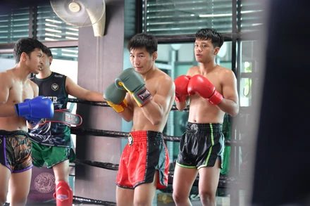 Ảnh minh họa: Các võ sĩ tập luyện tại Học viện Petchyindee, một trong những “lò” đào tạo Muay Thái đạt chuẩn 5 sao ở thủ đô Bangkok. (Ảnh: ĐINH TRƯỜNG)