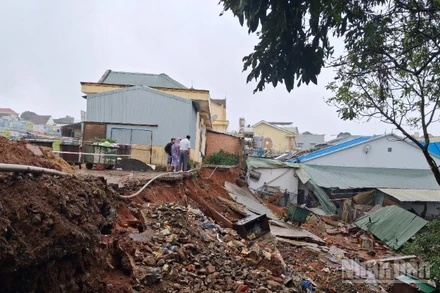 Sập tường bến xe Đức Long gây thiệt hại nhiều tài sản nhà dân. 