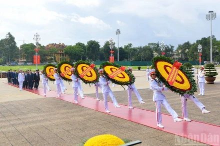 Lãnh đạo Đảng, Nhà nước vào Lăng viếng Chủ tịch Hồ Chí Minh. Vòng hoa của đoàn mang dòng chữ "Đời đời nhớ ơn Chủ tịch Hồ Chí Minh vĩ đại".