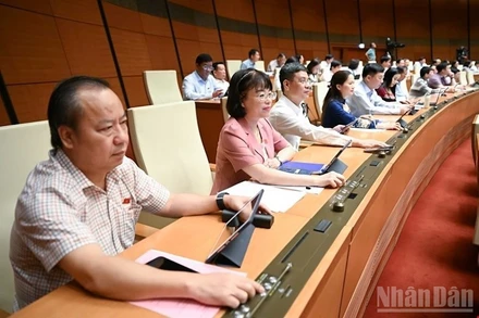 Đại biểu Quốc hội bấm nút thông qua Nghị quyết của Quốc hội về giảm thuế giá trị gia tăng. (Ảnh: DUY LINH)