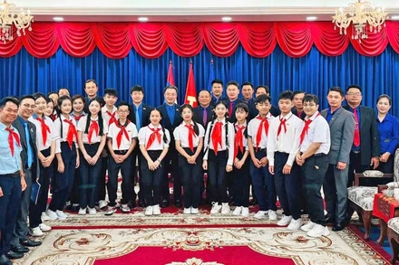 Đoàn đại biểu thanh thiếu nhi Việt Nam tại hoạt động chào xã giao Bí thư Trung ương Đoàn Thanh niên Nhân dân Cách mạng Lào Monxay Laomuasong. 
